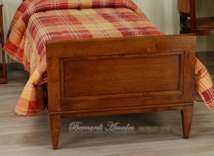 Letto singolo realizzato artigianalmente in legno massello di noce stile classico arte povera